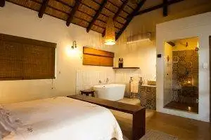 Dzombo bedroom on suite - Indlovu River Lodge