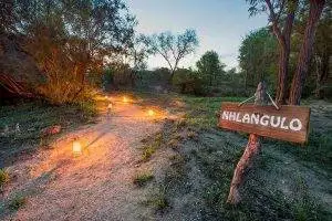 Pungwe Bush Camp 4 Pungwe Camp - Lit pathway
