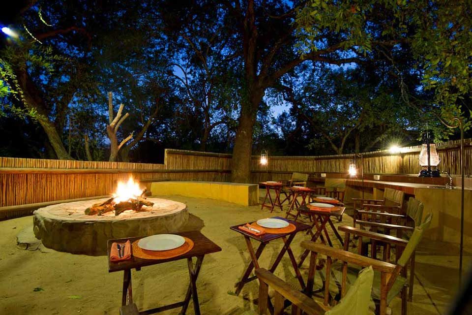 Kambaku Boma Indlovu River Lodge Boma at Night